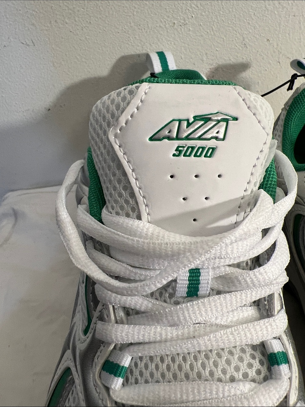 NEW WITH TAG Avia Women's 5000 Performance Sneakers Green/White 10W - Picture 2 of 10